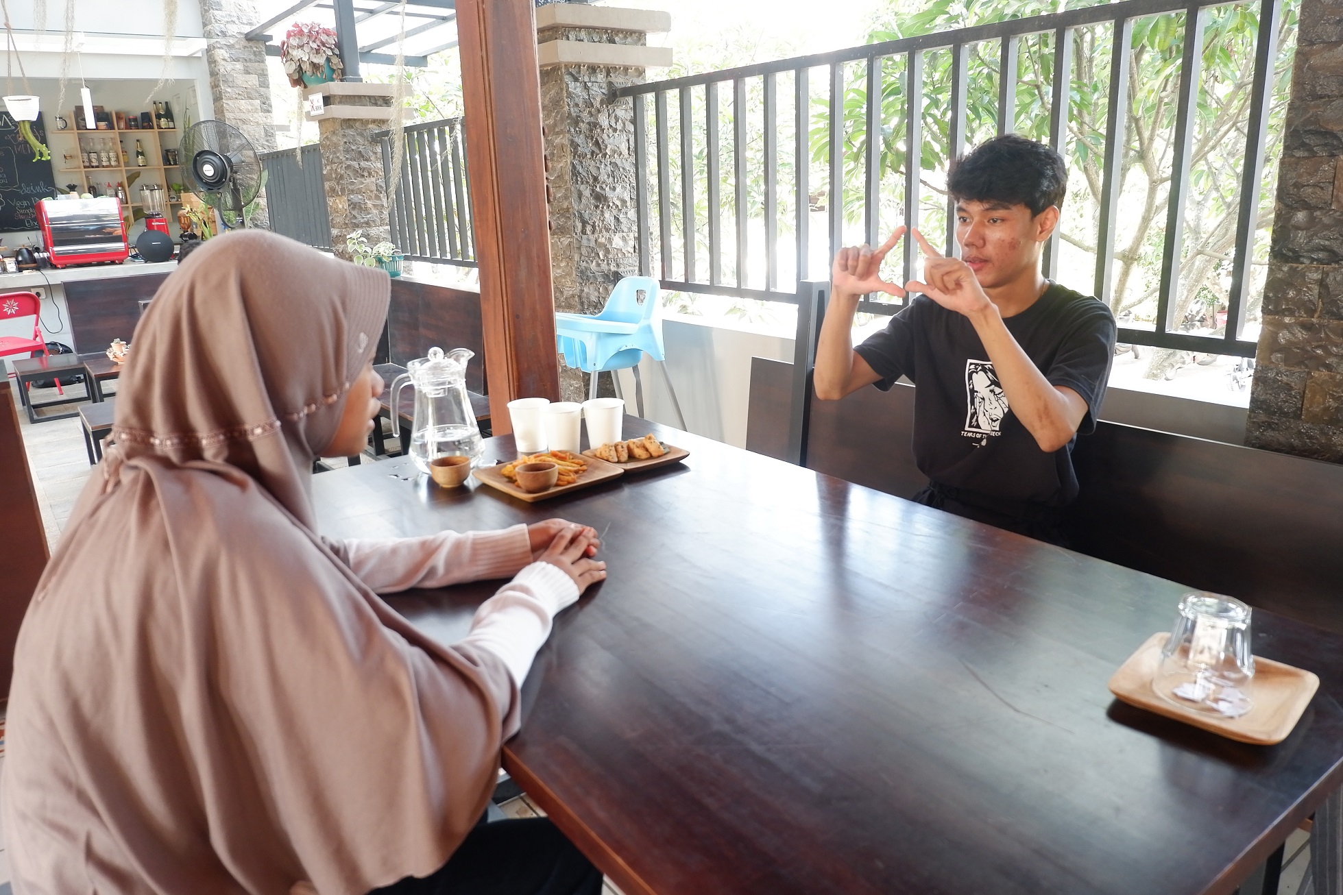 Belajar langsung bahasa isyarat Indonesia bersama tutor Tuli